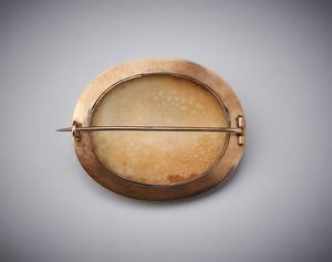 . : Spilla cammeo in oro rosso 750/1000  con conchiglia incisa rappresentante ''bagno di Venere''.  - Asta Asta 366 | GIOIELLI - OROLOGI - Giunonicae Online - Associazione Nazionale - Case d'Asta italiane
