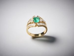 . : Anello oro giallo  750/1000 con smeraldo centrale taglio a cuscino di circa 1,10 carati  e diamanti bianchi di taglio misto di circa 1,35 carati.  - Asta Asta 366 | GIOIELLI - OROLOGI - Giunonicae Online - Associazione Nazionale - Case d'Asta italiane