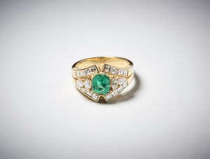 . : Anello oro giallo  750/1000 con smeraldo centrale taglio a cuscino di circa 1,10 carati  e diamanti bianchi di taglio misto di circa 1,35 carati.  - Asta Asta 366 | GIOIELLI - OROLOGI - Giunonicae Online - Associazione Nazionale - Case d'Asta italiane