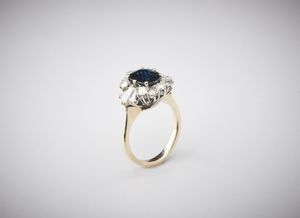 . : Anello oro bianco 750/1000 con  zaffiro blu ct.2,20 circa e diamanti bianchi taglio misto ct. 1.10 circa.  - Asta Asta 366 | GIOIELLI - OROLOGI - Giunonicae Online - Associazione Nazionale - Case d'Asta italiane