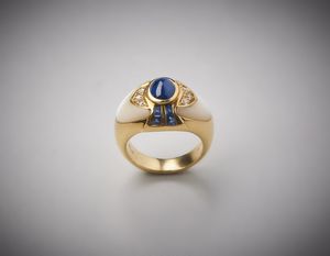 . : Anello in oro giallo 750/1000  e base di madreperla bianca con zaffiro centrale blu cabochon di circa 1,00 carati e zaffiri  blu laterali taglio carr e diamanti bianchi taglio a brillante ct.0,14.  - Asta Asta 366 | GIOIELLI - OROLOGI - Giunonicae Online - Associazione Nazionale - Case d'Asta italiane