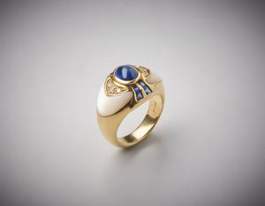 . : Anello in oro giallo 750/1000  e base di madreperla bianca con zaffiro centrale blu cabochon di circa 1,00 carati e zaffiri  blu laterali taglio carr e diamanti bianchi taglio a brillante ct.0,14.  - Asta Asta 366 | GIOIELLI - OROLOGI - Giunonicae Online - Associazione Nazionale - Case d'Asta italiane