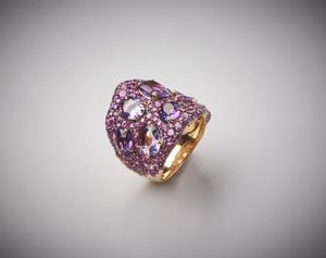 . : Anello artigianale in oro giallo 750/1000  con ametiste ovali e rodoliti  incastonate  in oro brunito  taglio a brillante.  - Asta Asta 366 | GIOIELLI - OROLOGI - Giunonicae Online - Associazione Nazionale - Case d'Asta italiane