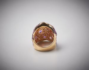 . : Anello artigianale in oro giallo 750/1000  con ametiste ovali e rodoliti  incastonate  in oro brunito  taglio a brillante.  - Asta Asta 366 | GIOIELLI - OROLOGI - Giunonicae Online - Associazione Nazionale - Case d'Asta italiane
