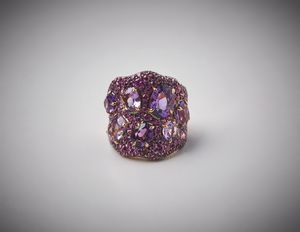. : Anello artigianale in oro giallo 750/1000  con ametiste ovali e rodoliti  incastonate  in oro brunito  taglio a brillante.  - Asta Asta 366 | GIOIELLI - OROLOGI - Giunonicae Online - Associazione Nazionale - Case d'Asta italiane
