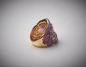 . : Anello artigianale in oro giallo 750/1000  con ametiste ovali e rodoliti  incastonate  in oro brunito  taglio a brillante.  - Asta Asta 366 | GIOIELLI - OROLOGI - Giunonicae Online - Associazione Nazionale - Case d'Asta italiane