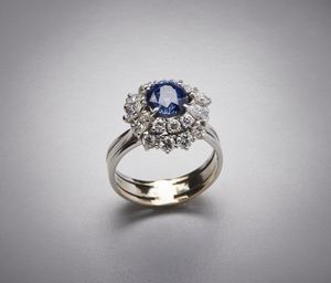 Anello in oro bianco 750/1000  con zaffiro ovale blu.  - Asta Asta 366 | GIOIELLI - OROLOGI - Giunonicae Online - Associazione Nazionale - Case d'Asta italiane