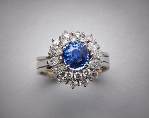 Anello in oro bianco 750/1000  con zaffiro ovale blu.  - Asta Asta 366 | GIOIELLI - OROLOGI - Giunonicae Online - Associazione Nazionale - Case d'Asta italiane