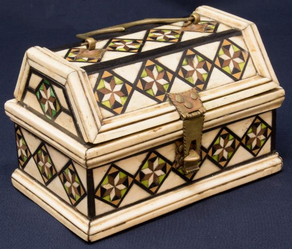 Cofanetto antico ad urna con decoro a certosina in osso e legno  - Asta Parade I - Arredi e Dipinti Antichi - Associazione Nazionale - Case d'Asta italiane