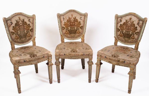 Dodici sedie in legno intagliato, laccato e dorato  - Asta Parade I - Arredi e Dipinti Antichi - Associazione Nazionale - Case d'Asta italiane
