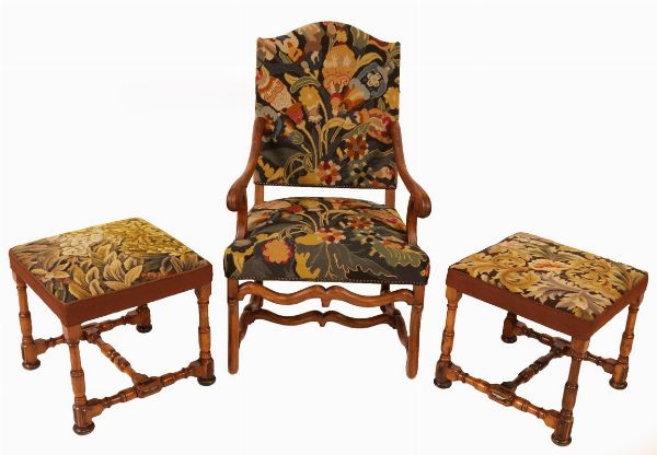 Una poltrona a braccioli e due panchetti  - Asta Parade I - Arredi e Dipinti Antichi - Associazione Nazionale - Case d'Asta italiane