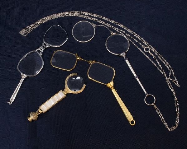 Tre lorgnette e una lente  - Asta Parade I - Arredi e Dipinti Antichi - Associazione Nazionale - Case d'Asta italiane