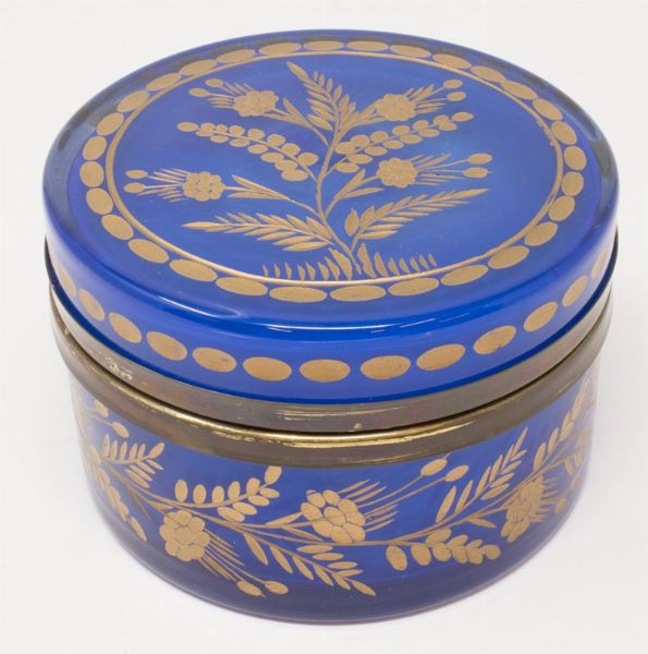 Pisside cilindrica in vetro blu  - Asta Parade I - Arredi e Dipinti Antichi - Associazione Nazionale - Case d'Asta italiane