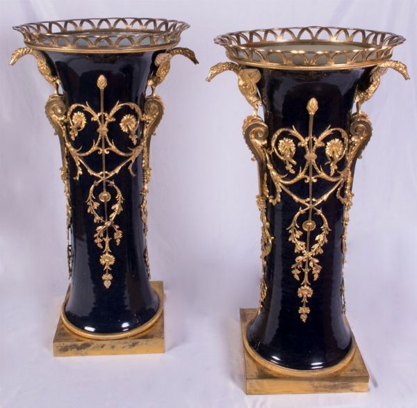 Coppia di grandi vasi alambicco biansati in porcellana blu  - Asta Parade I - Arredi e Dipinti Antichi - Associazione Nazionale - Case d'Asta italiane