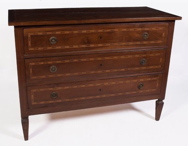 Cassettone in legno di noce listrato  - Asta Parade I - Arredi e Dipinti Antichi - Associazione Nazionale - Case d'Asta italiane