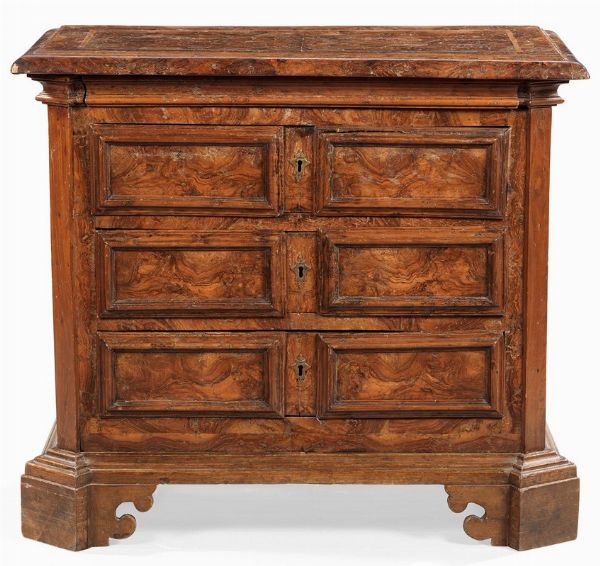 Piccolo cassettone lastronato in radica di noce con filetto in legno di ciliegio  - Asta Parade I - Arredi e Dipinti Antichi - Associazione Nazionale - Case d'Asta italiane