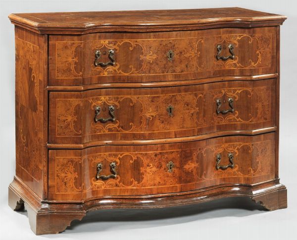 Cassettone lastronato in legno di noce e radica con intarsi in legno chiaro  - Asta Parade I - Arredi e Dipinti Antichi - Associazione Nazionale - Case d'Asta italiane