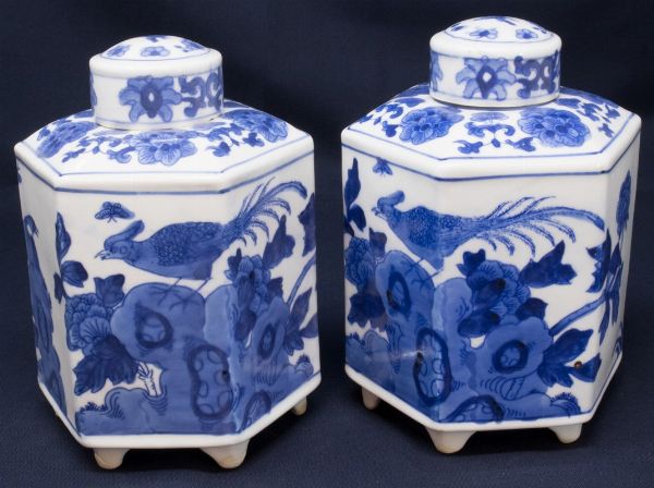 Coppia di vasi esagonali in porcellana bianco blu  - Asta Parade I - Arredi e Dipinti Antichi - Associazione Nazionale - Case d'Asta italiane