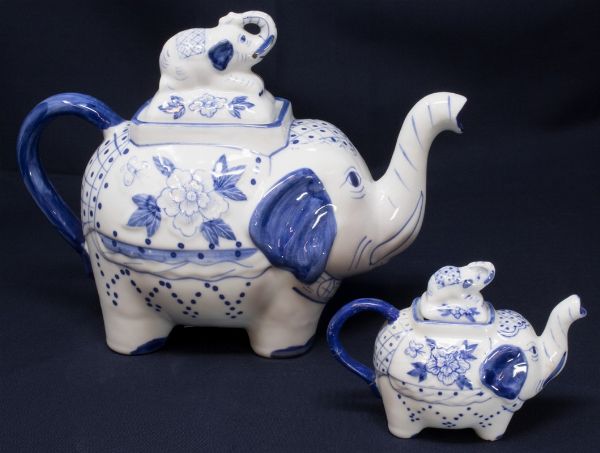 Due teiere in porcellana bianco blu a forma di elefante  - Asta Parade I - Arredi e Dipinti Antichi - Associazione Nazionale - Case d'Asta italiane