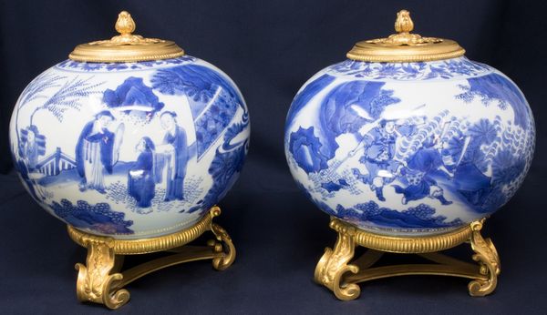 Coppia di vasi globulari in porcellana a decoro blu  - Asta Parade I - Arredi e Dipinti Antichi - Associazione Nazionale - Case d'Asta italiane
