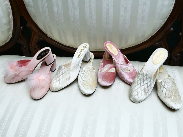 Lotto di pantofole in velluto rosa e bianco  - Asta House Sale: La casa fiorentina di un collezionista - Associazione Nazionale - Case d'Asta italiane