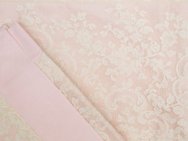 Completo matrimoniale in pura seta rosa e pizzo, artigianato fiorentino  - Asta House Sale: La casa fiorentina di un collezionista - Associazione Nazionale - Case d'Asta italiane