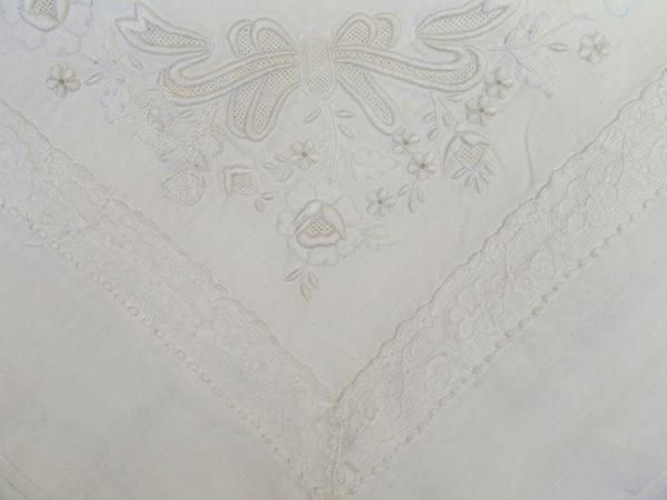 Parure matrimoniale in puro lino bianco e pizzo, artigianato fiorentino  - Asta House Sale: La casa fiorentina di un collezionista - Associazione Nazionale - Case d'Asta italiane