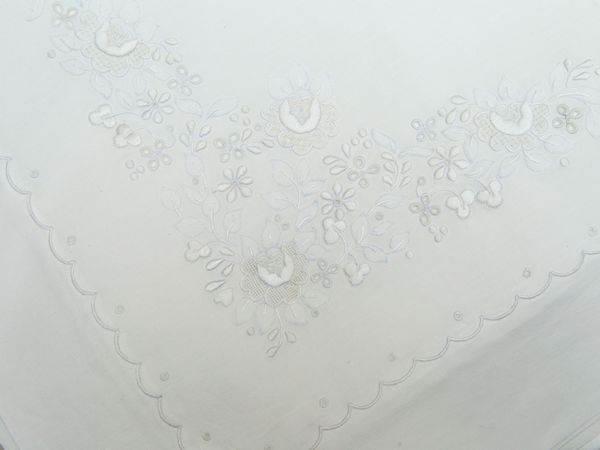 Parure matrimoniale in puro lino bianco, artigianato fiorentino  - Asta House Sale: La casa fiorentina di un collezionista - Associazione Nazionale - Case d'Asta italiane