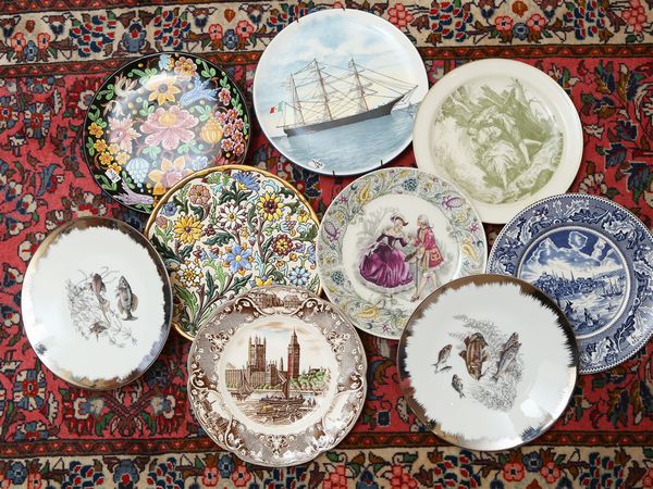 Miscellanea di piatti decorativi in terraglia e porcellana  - Asta House Sale: La casa fiorentina di un collezionista - Associazione Nazionale - Case d'Asta italiane