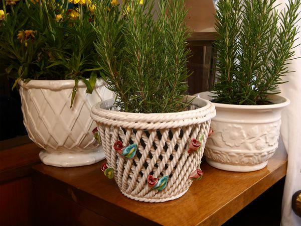 Tre portavsi in ceramica  - Asta House Sale: La casa fiorentina di un collezionista - Associazione Nazionale - Case d'Asta italiane