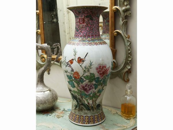Grande vaso a balaustro in porcellana orientale  - Asta House Sale: La casa fiorentina di un collezionista - Associazione Nazionale - Case d'Asta italiane