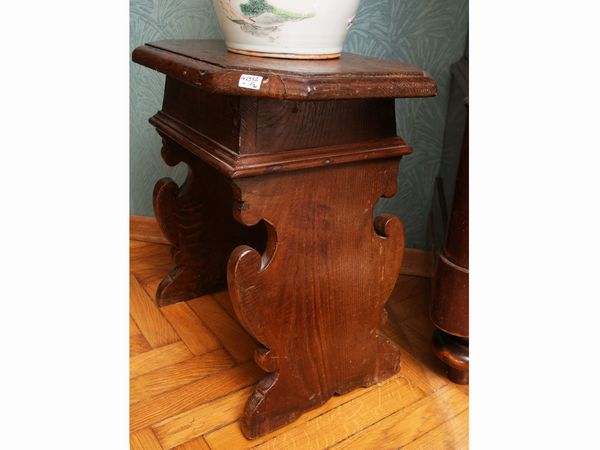 Coppia di sgabelli in castagno e rovere  - Asta House Sale: La casa fiorentina di un collezionista - Associazione Nazionale - Case d'Asta italiane