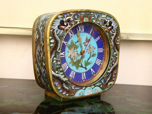 Orologio sveglia da tavolo in smalto cloisonn�  - Asta House Sale: La casa fiorentina di un collezionista - Associazione Nazionale - Case d'Asta italiane