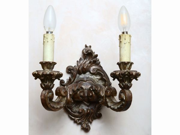 Serie di tre appliques in legno intagliato e argentato  - Asta House Sale: La casa fiorentina di un collezionista - Associazione Nazionale - Case d'Asta italiane