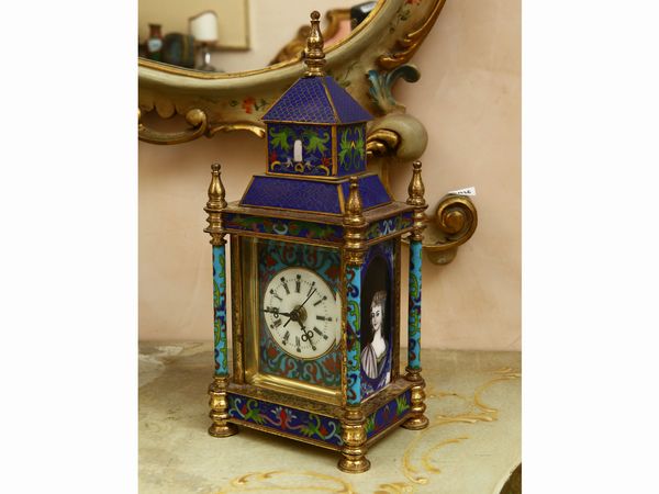 Orologio da tavolo a tempietto in metallo dorato e smalto cloisonn�  - Asta House Sale: La casa fiorentina di un collezionista - Associazione Nazionale - Case d'Asta italiane