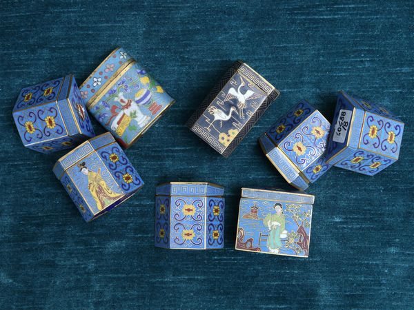 Collezione di otto scatole in smalti policromi cloisonn�  - Asta House Sale: La casa fiorentina di un collezionista - Associazione Nazionale - Case d'Asta italiane