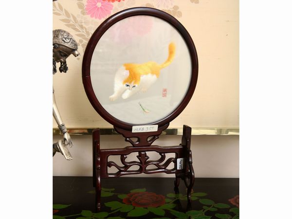 Piccolo pannello circolare in seta ricamata a mano  - Asta House Sale: La casa fiorentina di un collezionista - Associazione Nazionale - Case d'Asta italiane