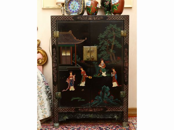 Piccolo stipo in lacca nera a chinoiserie policrome  - Asta House Sale: La casa fiorentina di un collezionista - Associazione Nazionale - Case d'Asta italiane