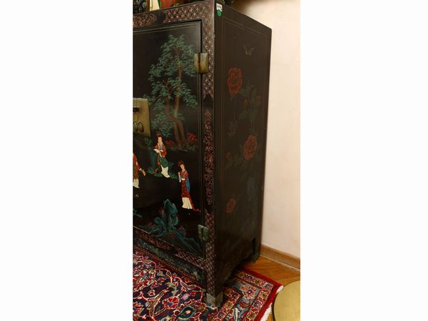 Piccolo stipo in lacca nera a chinoiserie policrome  - Asta House Sale: La casa fiorentina di un collezionista - Associazione Nazionale - Case d'Asta italiane