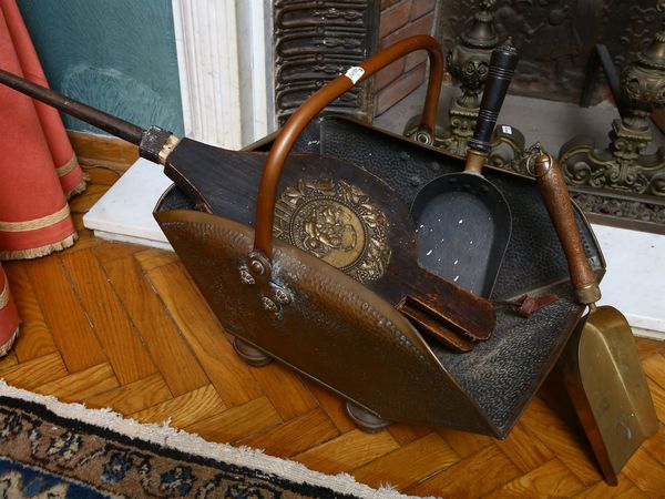 Due accessori da camino  - Asta House Sale: La casa fiorentina di un collezionista - Associazione Nazionale - Case d'Asta italiane