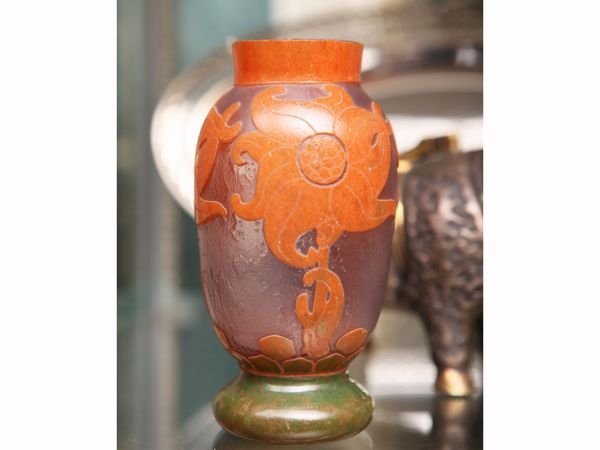 Vasetto in vetro a cammeo Le Verre Fran�ais decoro Edelweiss  - Asta House Sale: La casa fiorentina di un collezionista - Associazione Nazionale - Case d'Asta italiane