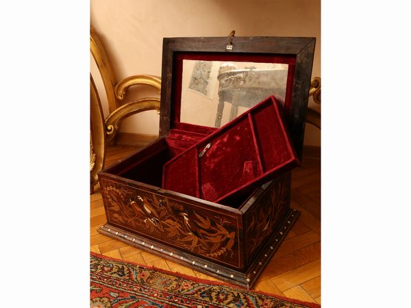 Grande scrigno portagioie in noce  - Asta House Sale: La casa fiorentina di un collezionista - Associazione Nazionale - Case d'Asta italiane