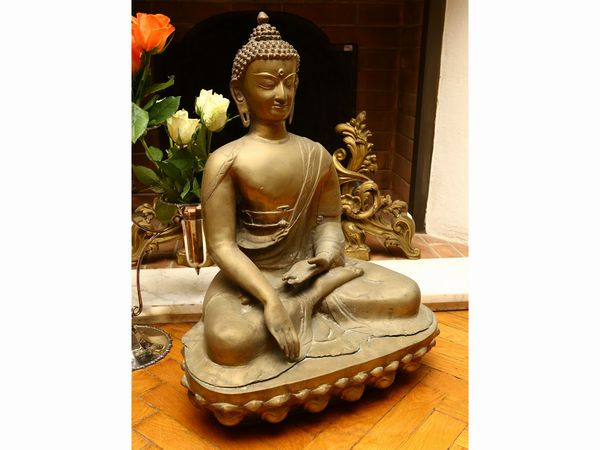 Buddha assiso in metallo dorato  - Asta House Sale: La casa fiorentina di un collezionista - Associazione Nazionale - Case d'Asta italiane