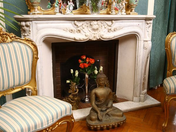 Camino in marmo bianco  - Asta House Sale: La casa fiorentina di un collezionista - Associazione Nazionale - Case d'Asta italiane