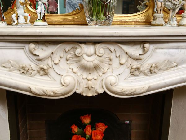 Camino in marmo bianco  - Asta House Sale: La casa fiorentina di un collezionista - Associazione Nazionale - Case d'Asta italiane