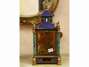 Orologio da tavolo a tempietto in metallo dorato e smalto cloisonn�  - Asta House Sale: La casa fiorentina di un collezionista - Associazione Nazionale - Case d'Asta italiane