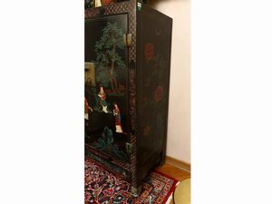Piccolo stipo in lacca nera a chinoiserie policrome  - Asta House Sale: La casa fiorentina di un collezionista - Associazione Nazionale - Case d'Asta italiane