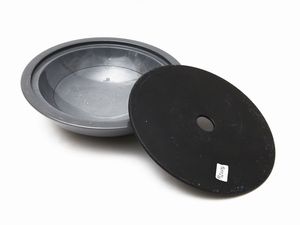 Piatto in ceramica smaltata a lustro, Gatti  - Asta House Sale: La casa fiorentina di un collezionista - Associazione Nazionale - Case d'Asta italiane