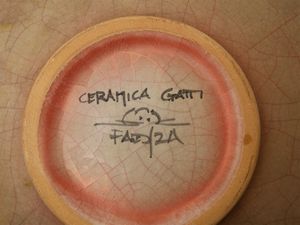 Piatto in ceramica smaltata a lustro, Gatti  - Asta House Sale: La casa fiorentina di un collezionista - Associazione Nazionale - Case d'Asta italiane