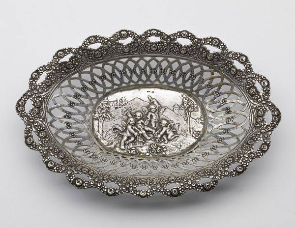 ARGENTIERE TEDESCO DEL XIX SECOLO : Cestino in argento sbalzato e traforato, decorato con scena di putti  - Asta Asta 367 | ARTE ANTICA E DEL XIX SECOLO Virtuale - Associazione Nazionale - Case d'Asta italiane